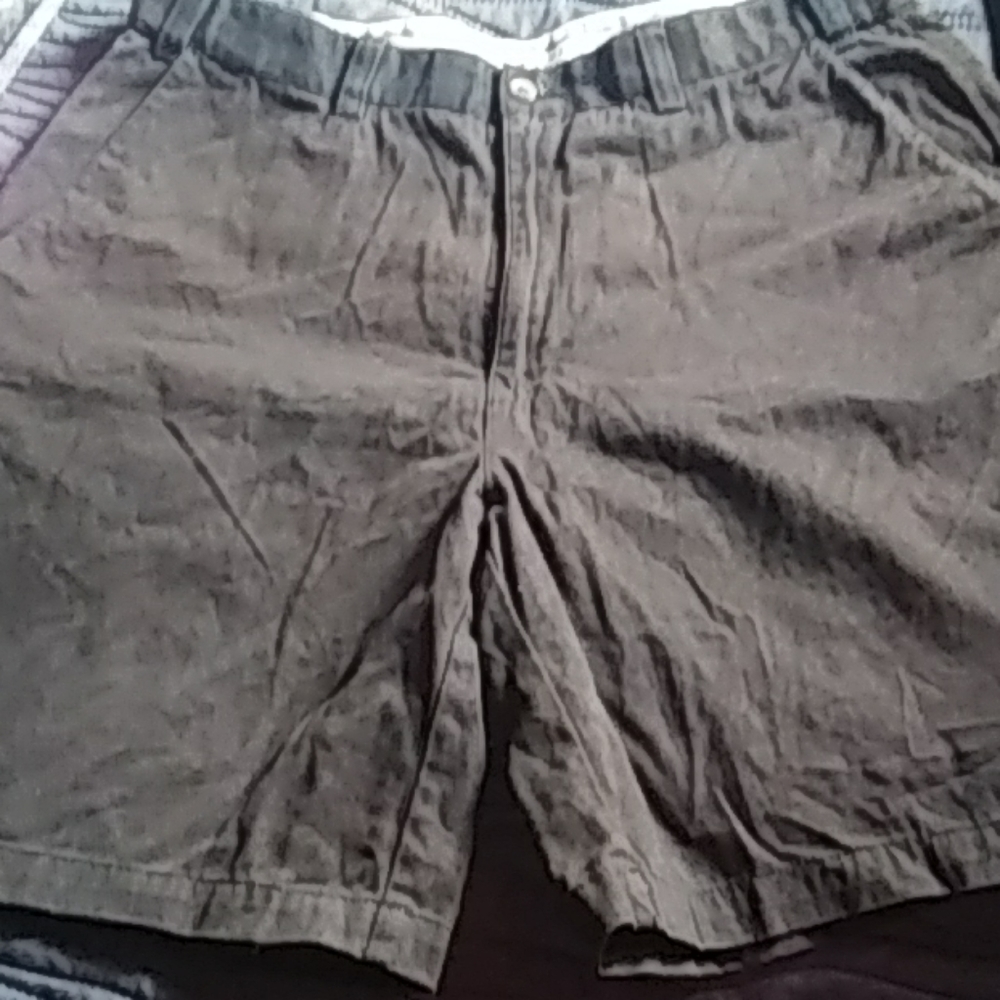 GEOFFREY BEENE Men's Size 36 cargo shorts. Black.